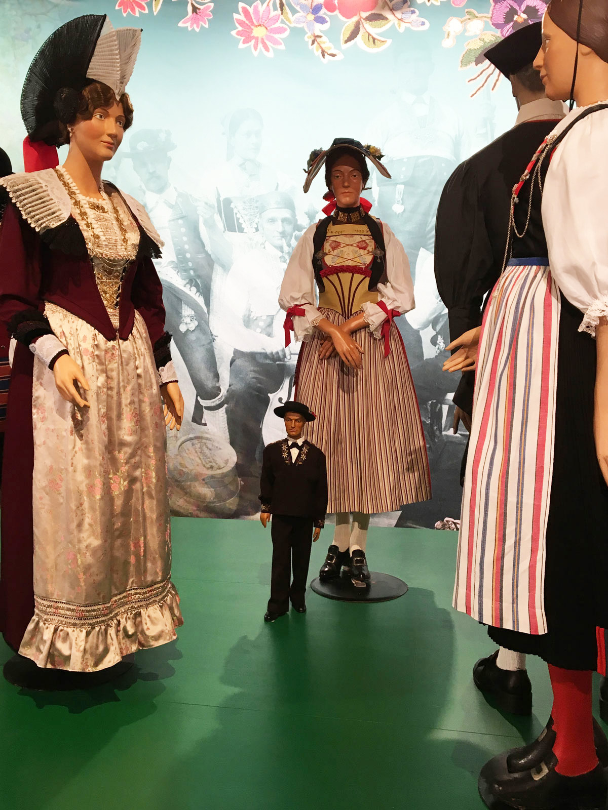 Bernhard Duss- Schweizer Trachten-Costumes Suisses-Szenograf-Ausstellungsgestaltung-Trachtenausstellung